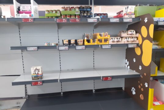 Arriva il panettone, scarseggiano acqua e pasta, i prodotti disponibili a prezzi alti