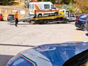 Ambulanza con il parabrezza lesionato e gli interni sudici, fermata e sequestrata dalla polizia stradale lungo la statale 640