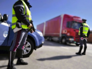 Per due settimane ha guidato senza sosta e riposi, sanzionato camionista e ditta di trasporti